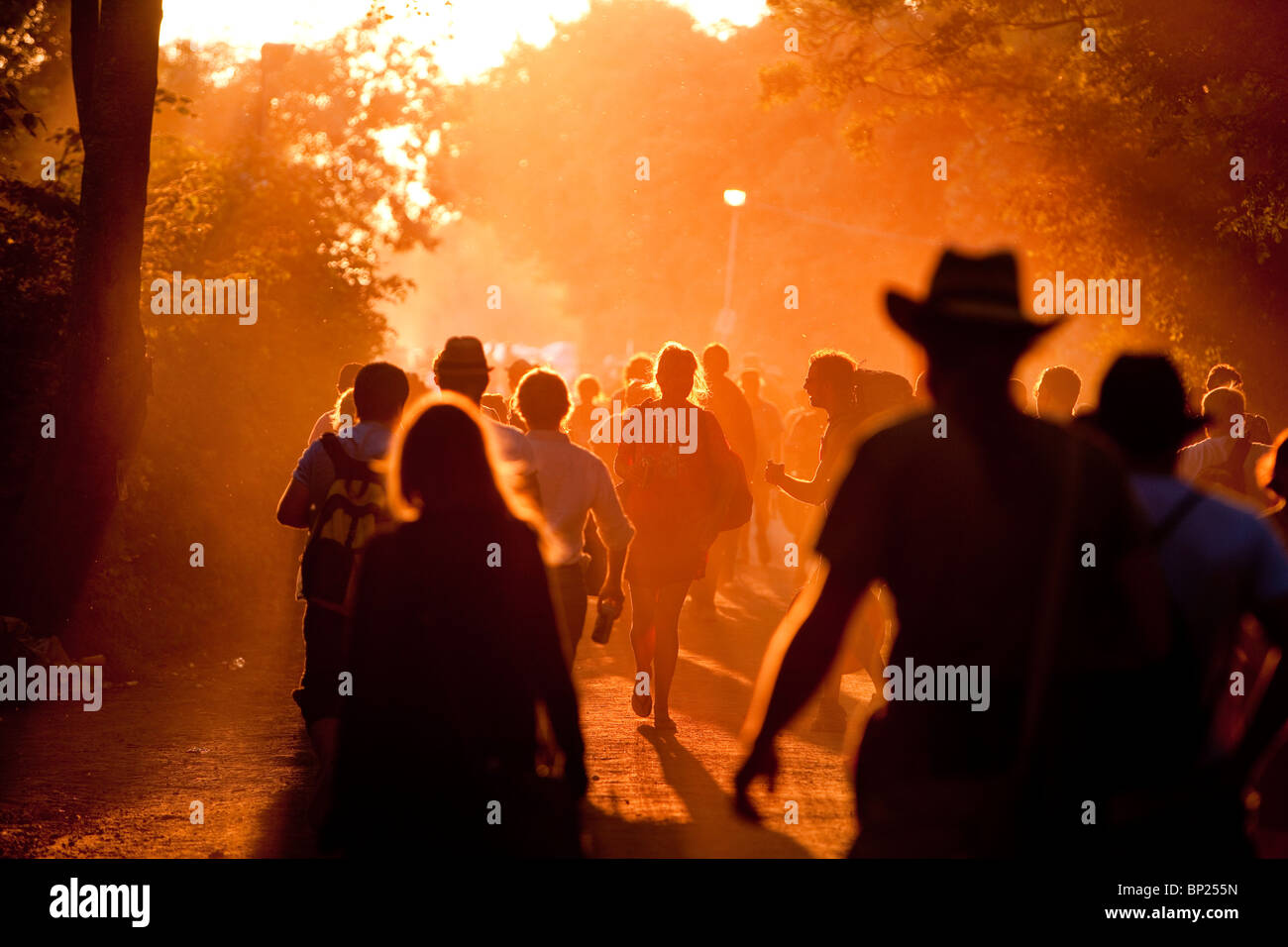 Tramonto al Glastonbury festival Foto Stock