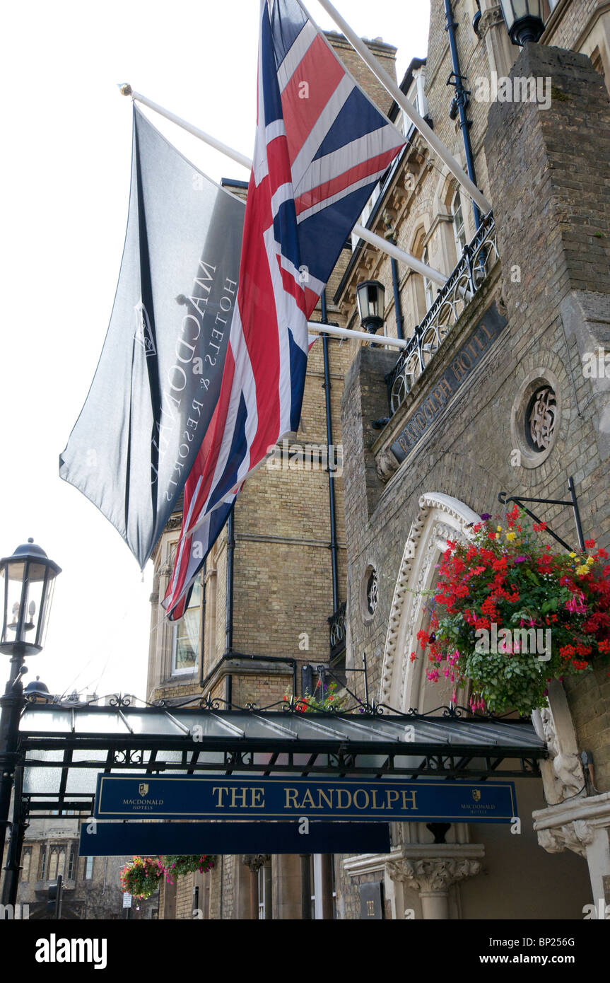 Oxford, Inghilterra - Bandiere e tettoia del famoso Randolph Hotel nel centro di Oxford Foto Stock