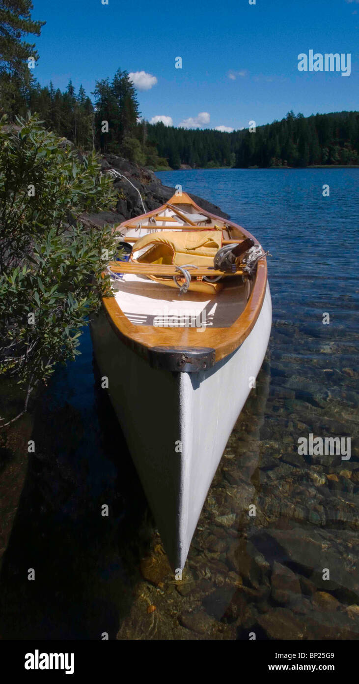 In canoa sul lago principale parco provinciale sull isola di Quadra, British Columbia, Canada Foto Stock