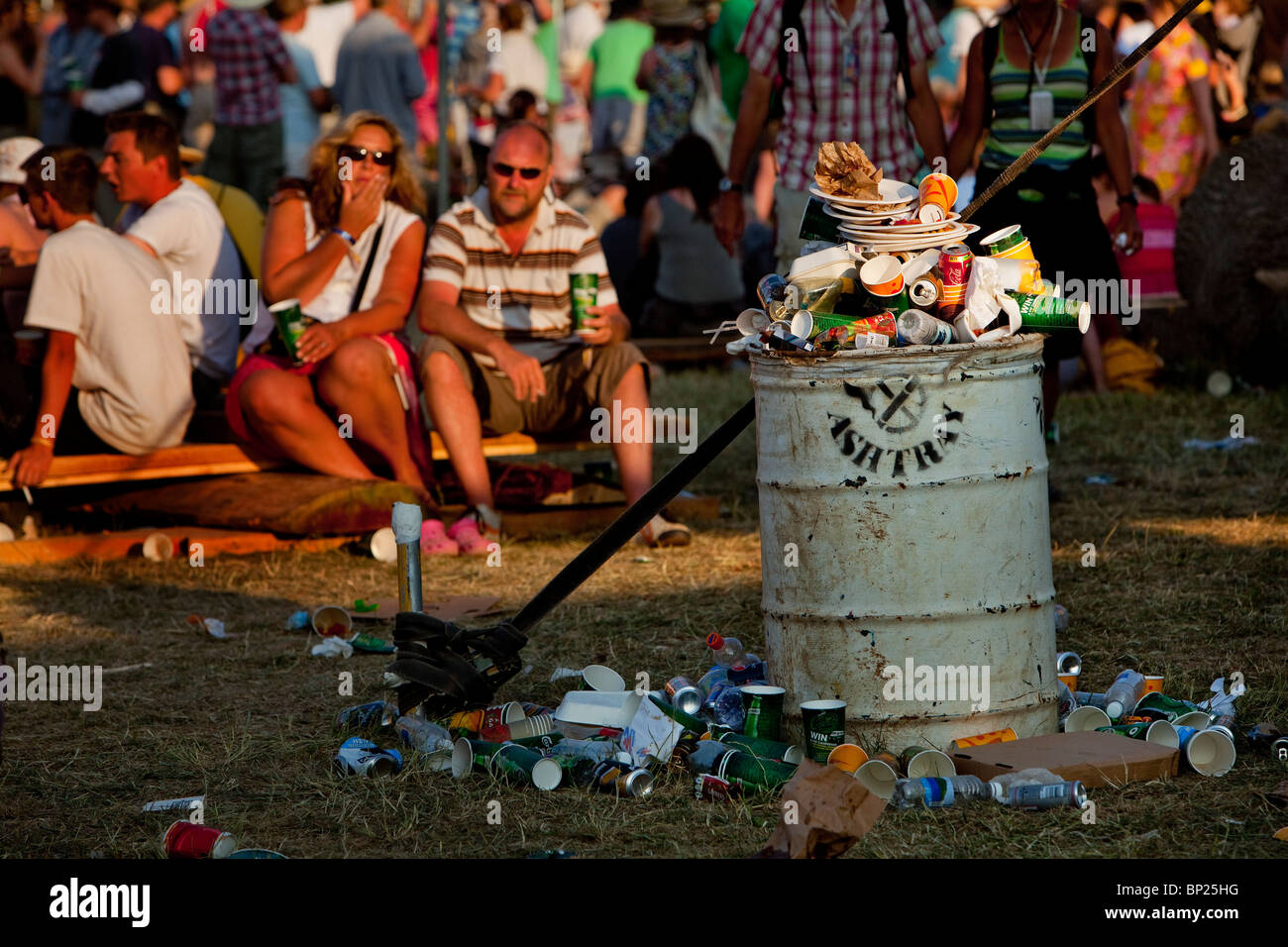 Glastonbury Festival 2010, un cassonetto traboccante di lettiera e spazzatura Foto Stock