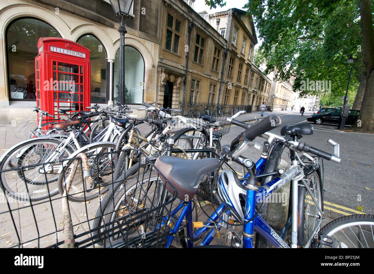 Oxford, Inghilterra - Scene di strada con telefono rosso scatola e biciclette vicino al centro della città Foto Stock