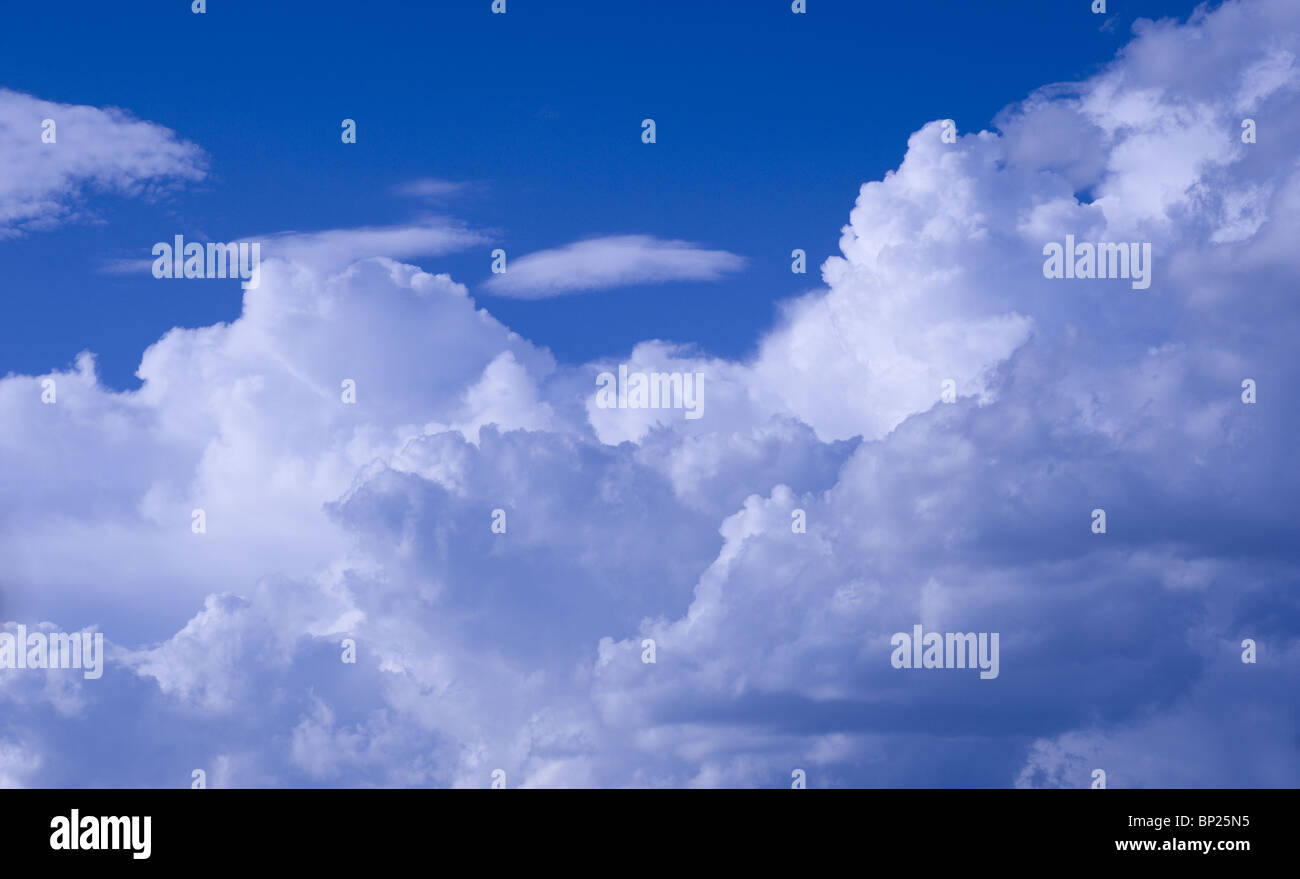 Nuvole bianche e blu cielo Foto Stock