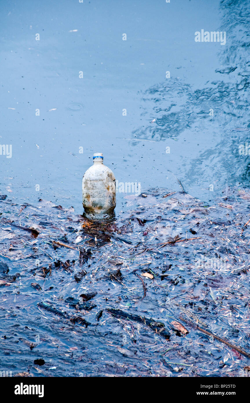 Una bottiglia di plastica abbandonata in acqua, concetto di inquinamento Foto Stock