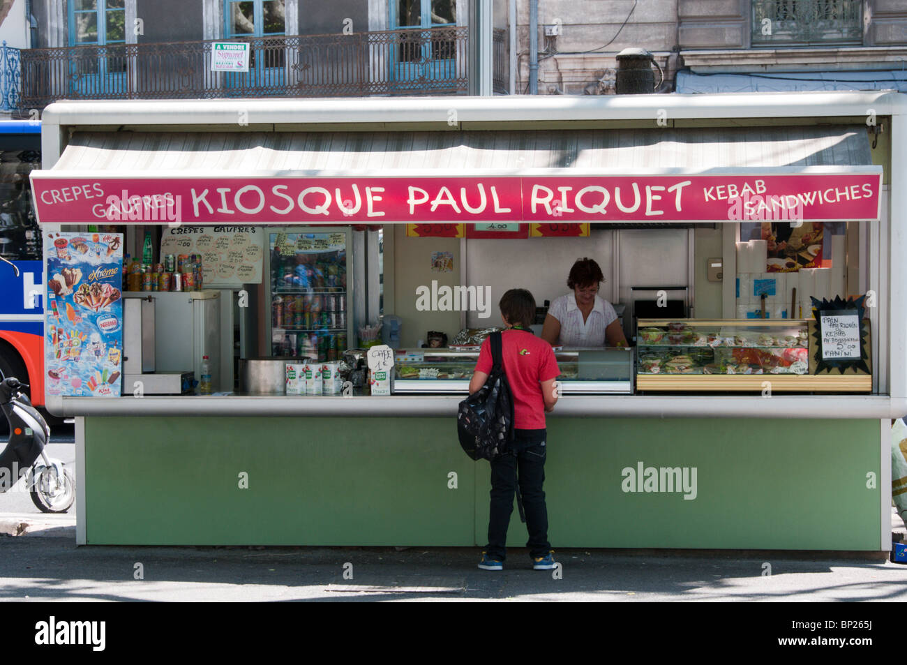 Un Francese snack bar chiosco in Allee Paul Riquet, Beziers, Languedoc, Francia Foto Stock