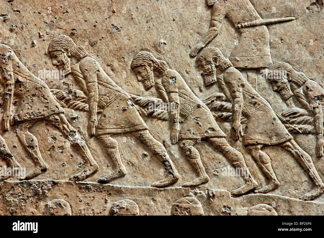 Prigionieri sorvegliati da soldati assiri, lavorando su progetti di costruzione, sollievo da SENNACHERIB'S PALACE, NINVEH, C. 700 A.C. Foto Stock
