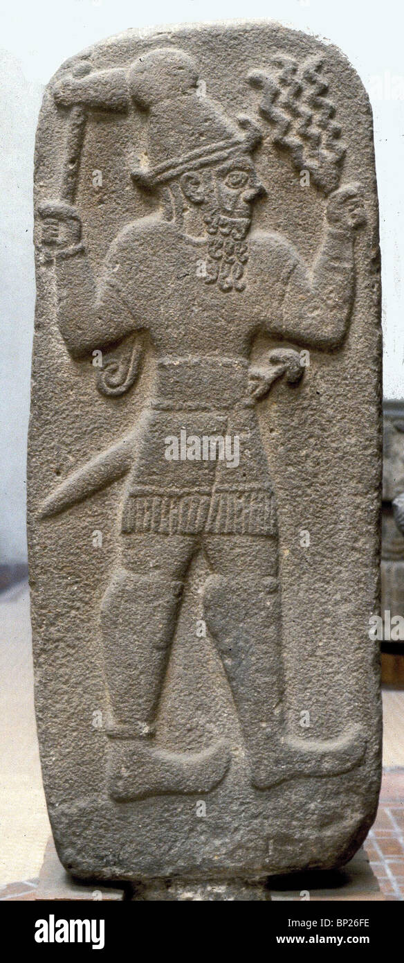 1054. TESHUB, l'hittita dio delle tempeste, stele di basalto, 9TH. C. a. C. Foto Stock
