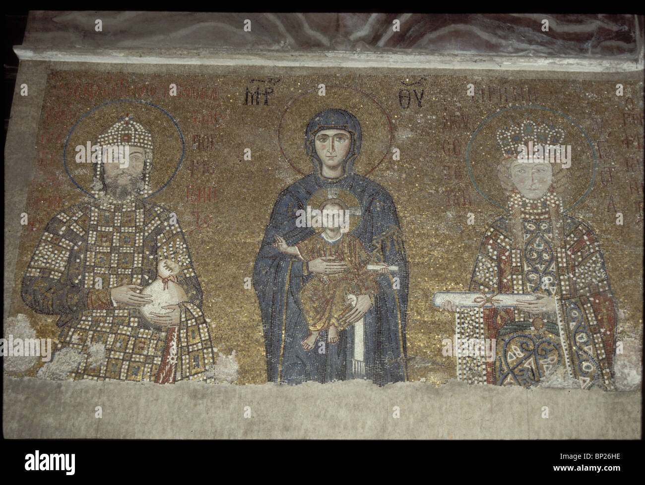 HAGIA SOPHIA 12TH. C. mosaico raffigurante la Vergine Maria IN CENTRO A SINISTRA IMPERATORE GIOVANNI II. COMENIUS sulla destra imperatrice Foto Stock