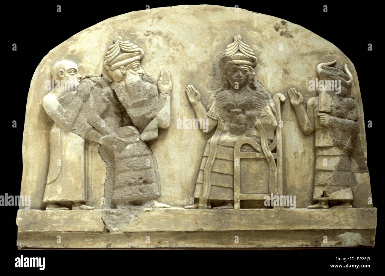1118. Dea mesopotamica di acqua essendo adorato da altre divinità Foto Stock