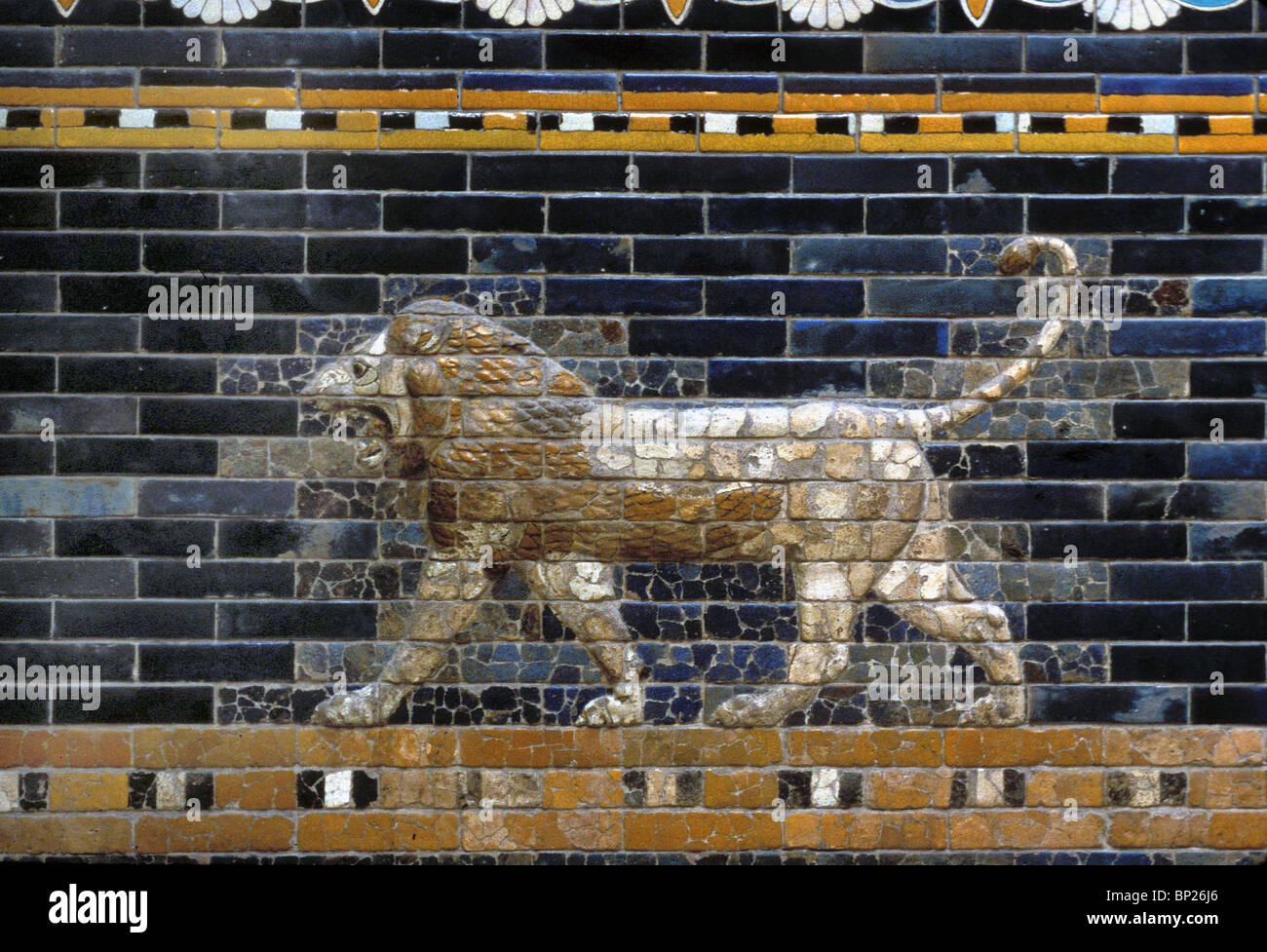 In COTTO SMALTATO raffiguranti leoni (dettaglio) dall'ISHTAR cancello uno degli ingressi della città di Babilonia. Costruito da Re Foto Stock