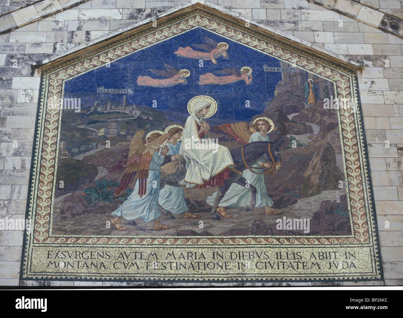 1146. EIN KAREM - mosaico che ornano la facciata della chiesa della Visitazione, che raffigura la scena DELLA VISITA DI MARIA A ELISHEBA Foto Stock