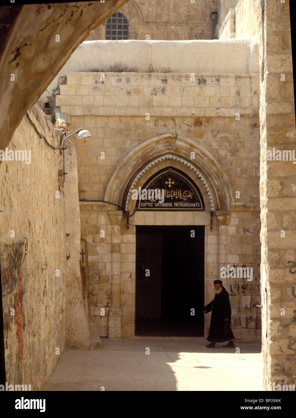 1174. La via dolorosa, il IX. Stazione dove Gesù è sceso per la terza volta. Si trova accanto all'ingresso della chiesa copta Foto Stock