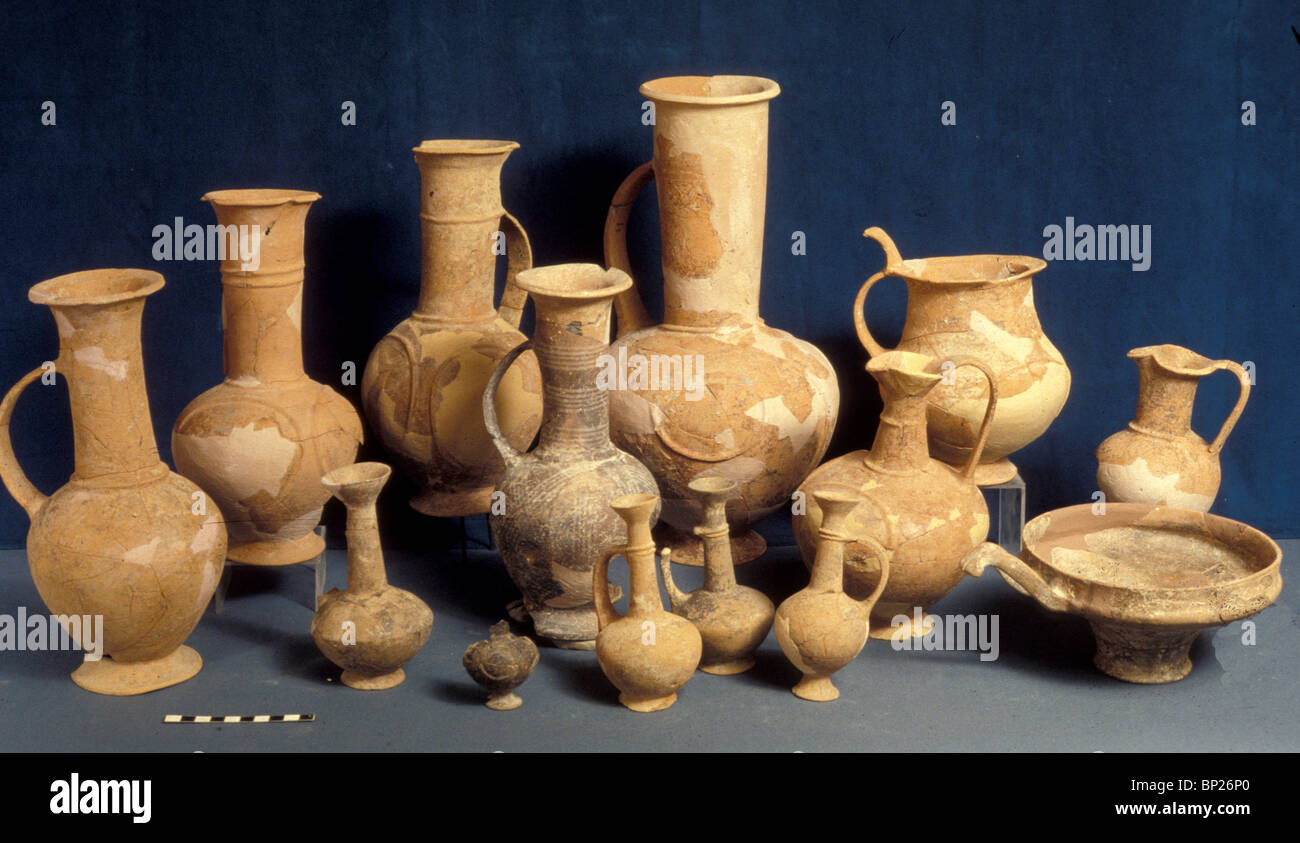 1228. Tardo Bronzo (1400-1300 A.C.) Periodo ceramiche trovato in una tomba in SCHEM Foto Stock