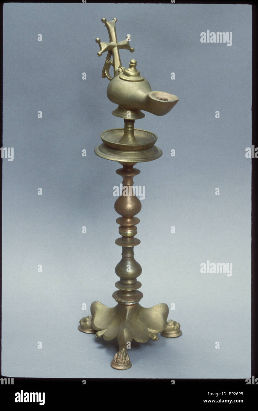 1230. Periodo Bizantino olio di bronzo-lampada su un STND Foto Stock