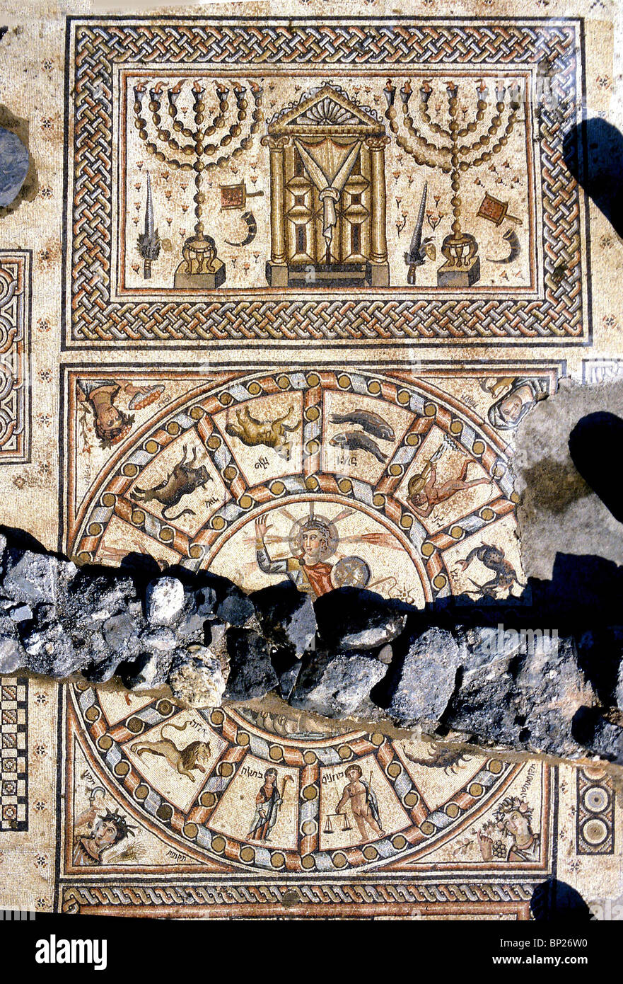 Pavimento a mosaico del 4 -5° C. SINAGOGA DI HAMAT Tiberiade. TORAH ARCA affiancato da due grandi candelabri è sul pannello superiore. Un Foto Stock