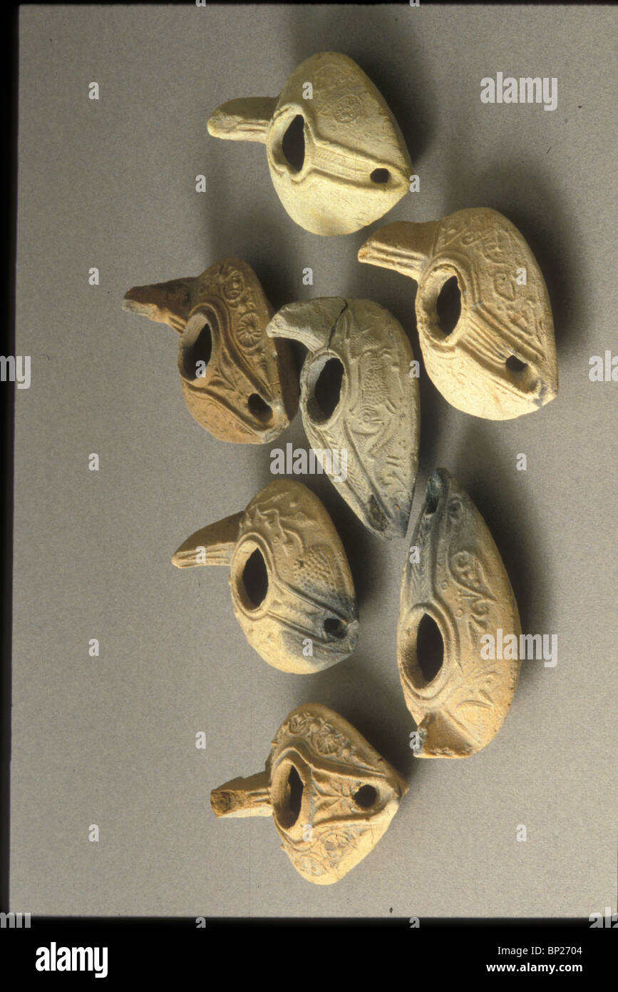 1328. Periodo arabo di lucerne DECORATE CON LA FAUNA E MOTIVS floreali Foto Stock