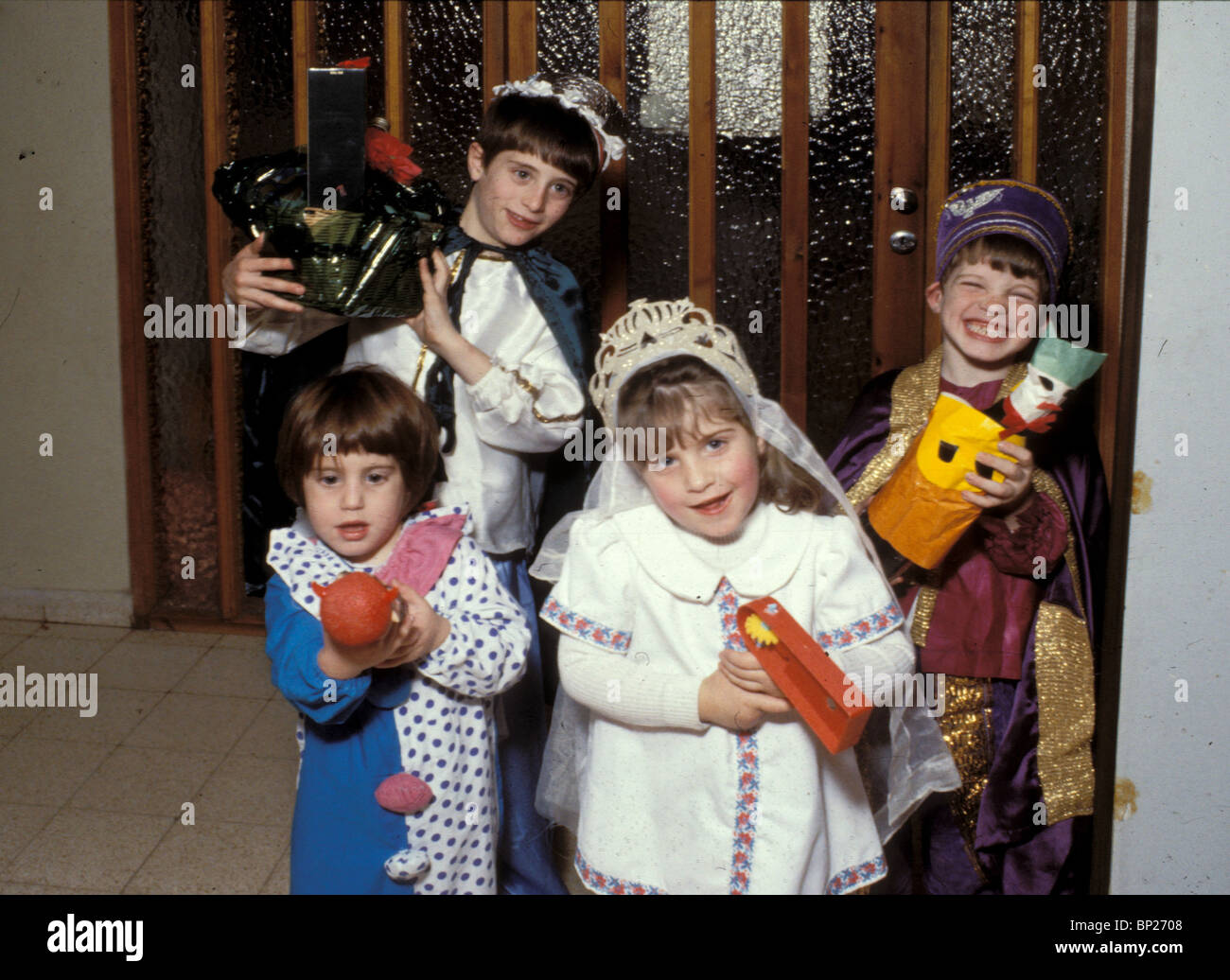 1355. PURIM - si tratta di una consuetudine di portare presenta dei dolci e del vino ad amici e vicini di casa Foto Stock