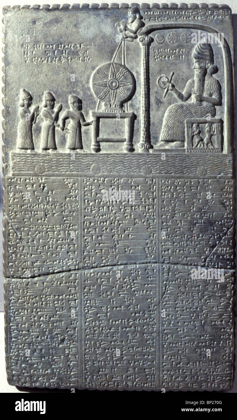 1362. Il dio sole Shamash sul suo trono nel suo santuario. Tavoletta di pietra da ABU HABBAH Foto Stock