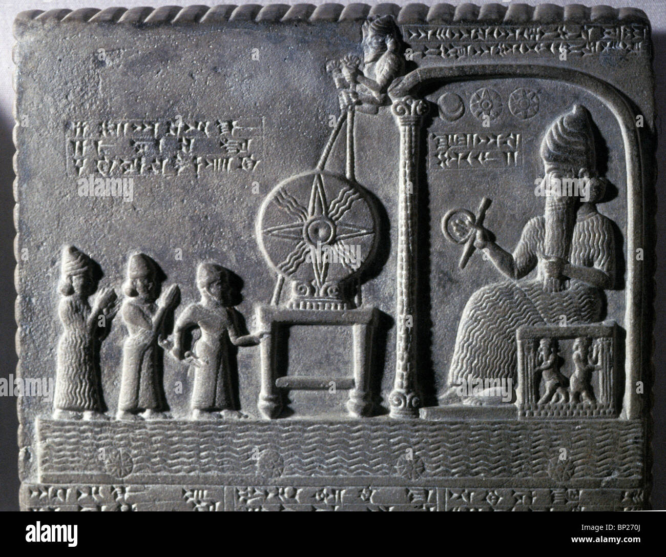 1362. Il dio sole Shamash sul suo trono nel suo santuario. Tavoletta di pietra da ABU HABBAH Foto Stock