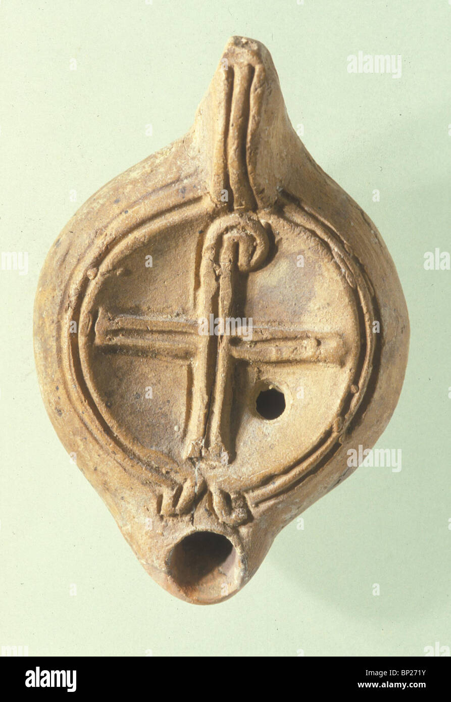 1385. Lampade a olio decorati con simboli cristiani, risalente al 4TH. D. C. Trovato in QUASSARWIT, nord Sinai Foto Stock