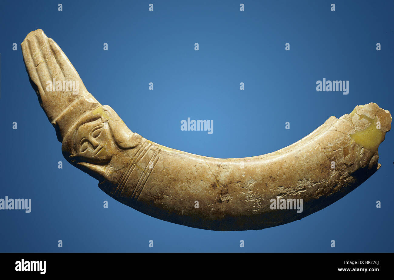 "CLAPPER" uno strumento musicale fatta di osso con la testa della dea Hathor scolpita su di esso Foto Stock