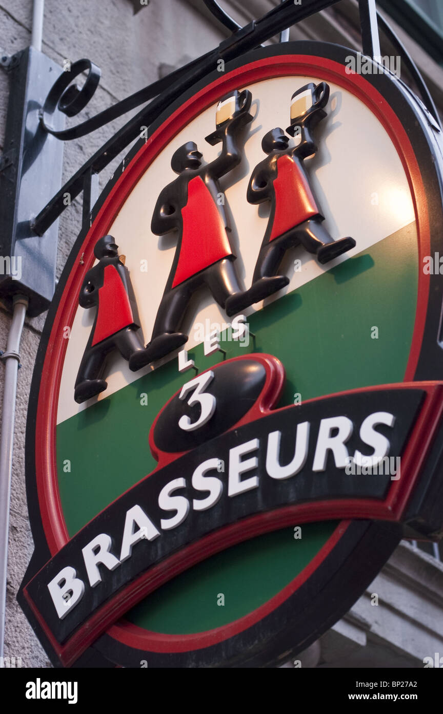 Cartello in lamiera di Les 3 Brasseurs. 3 Brewers, ristorante e microbirreria Vecchia Montreal, Quebec, Canada Foto Stock