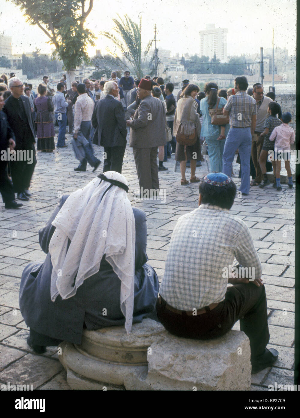 1670. Tipi umani, ebrei e arabi, in Gerusalemme la città vecchia di strade Foto Stock