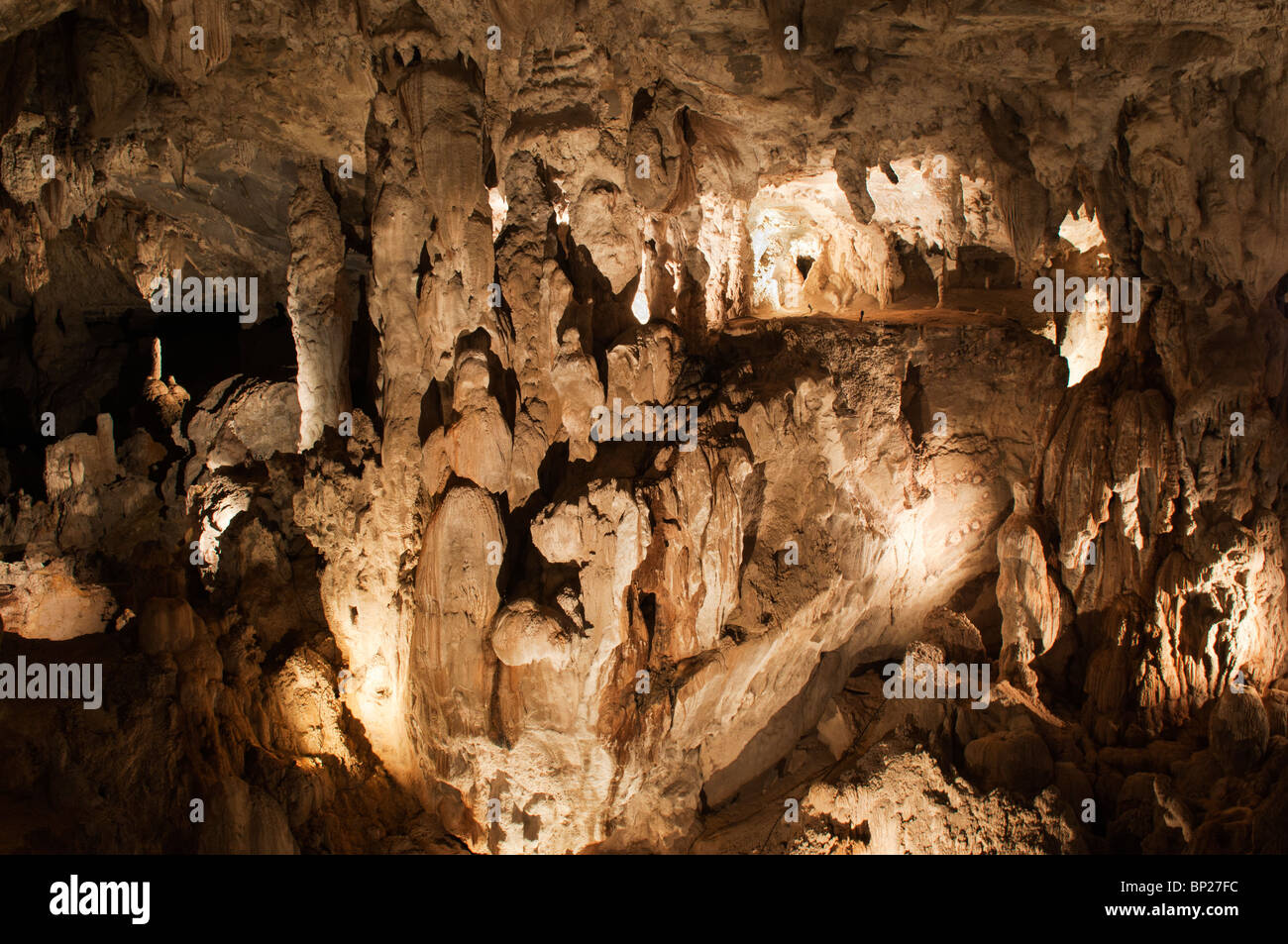 Interno con stalagtites e stalagmiti nella Grotta del Vento, Mulu National Park, Borneo Foto Stock