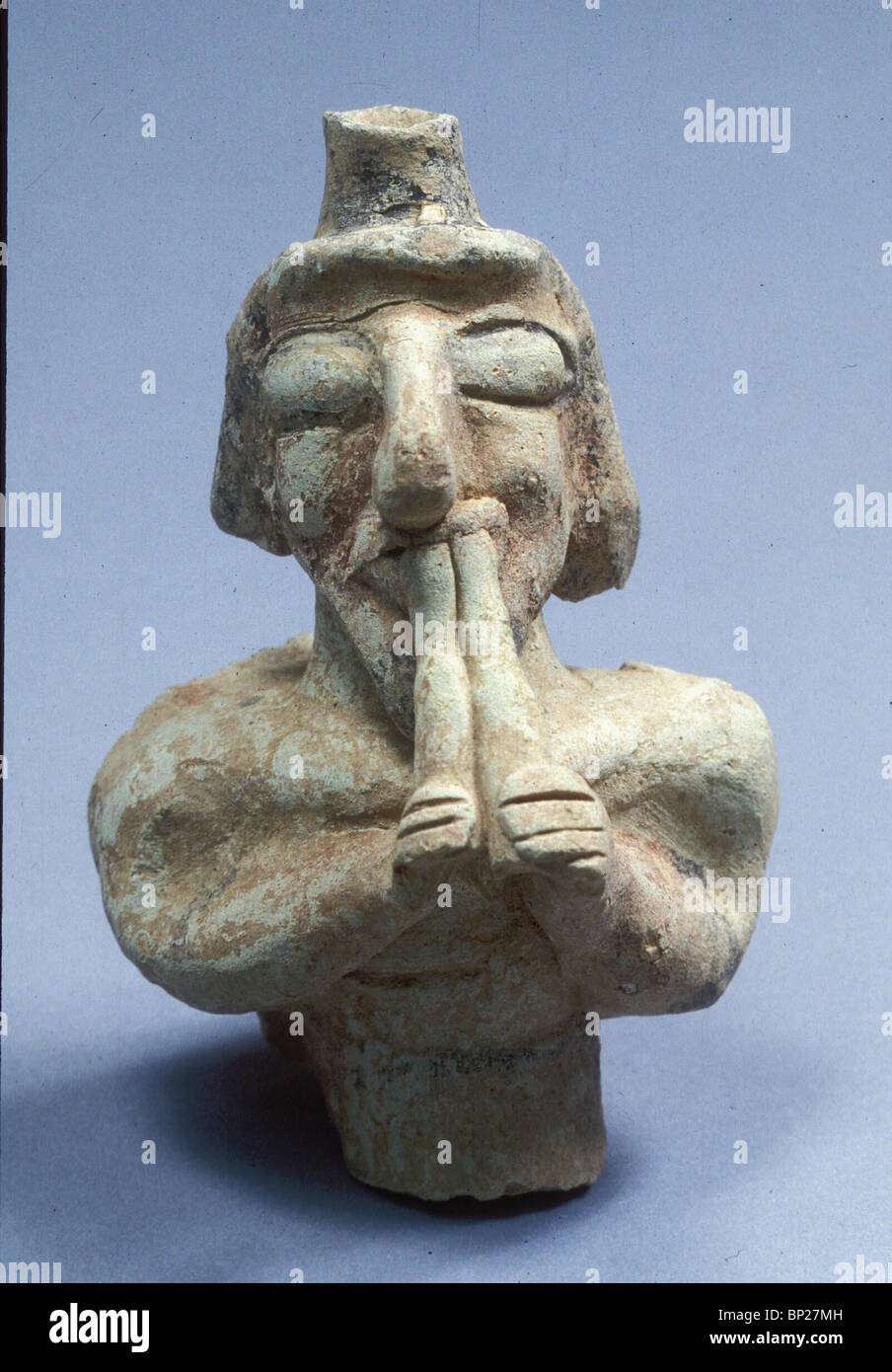 Statuetta in terracotta di un flautista possibilmente in una cerimonia religiosa TROVATA IN UN IDUMEO SANTUARIO IN HURBAT QUITMIT E. NEGEV Foto Stock