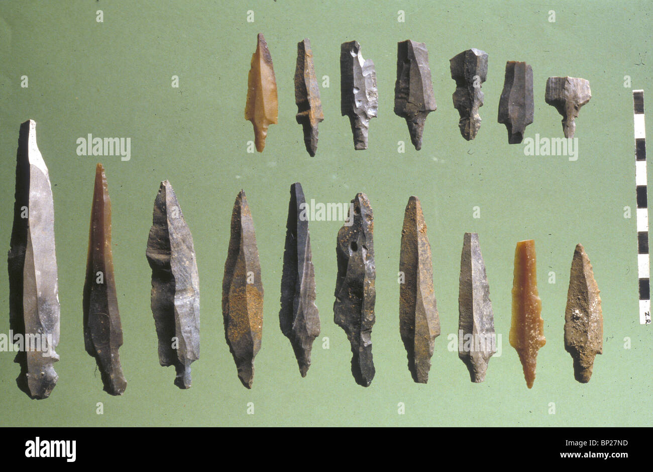 936. La selce realizzate punte di frecce TROVATE IN NAHAL HEIMAR, periodo neolitico, C. 8TH. MILENIUM B.C. Foto Stock