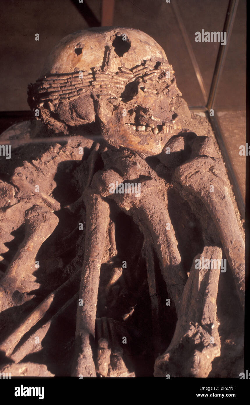 939. Lo scheletro di un uomo decorate con perline, NATUPHIC sepoltura da MT. Carmelo grotte, C. 9TH. MILENIUM B.C. Foto Stock