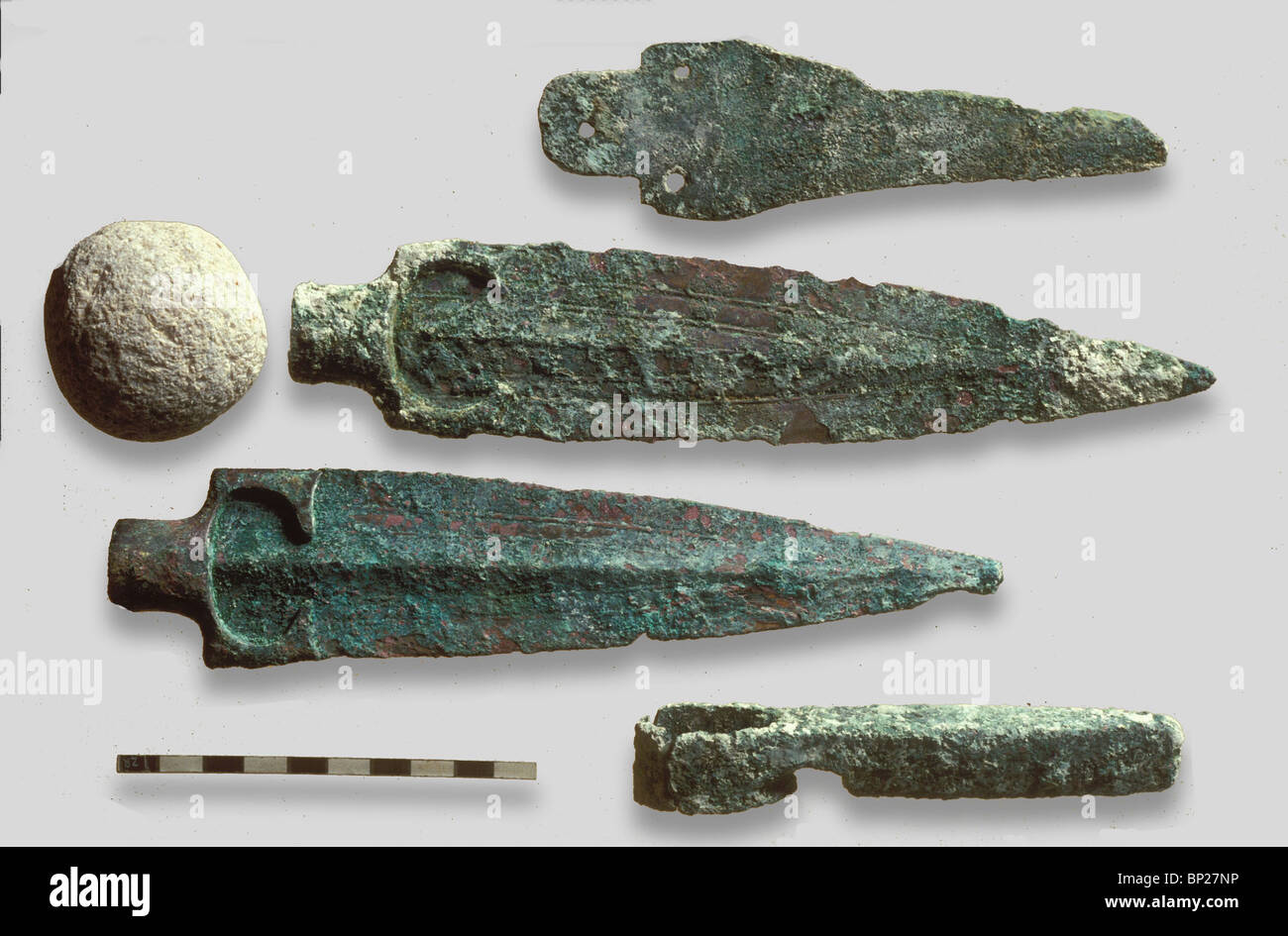 943. Età del Bronzo medio, CNAANITE, (C. 15TH. C.C.) armi; pugnali e un AX-testa, TROVATI IN KADUM, SAMARIA Foto Stock