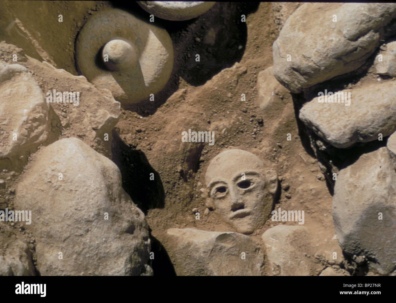 945. Cazor, terracotta maschera settari in situ, come fu scavata nel XV secolo. C. BC. Tempio CNAANITE Foto Stock
