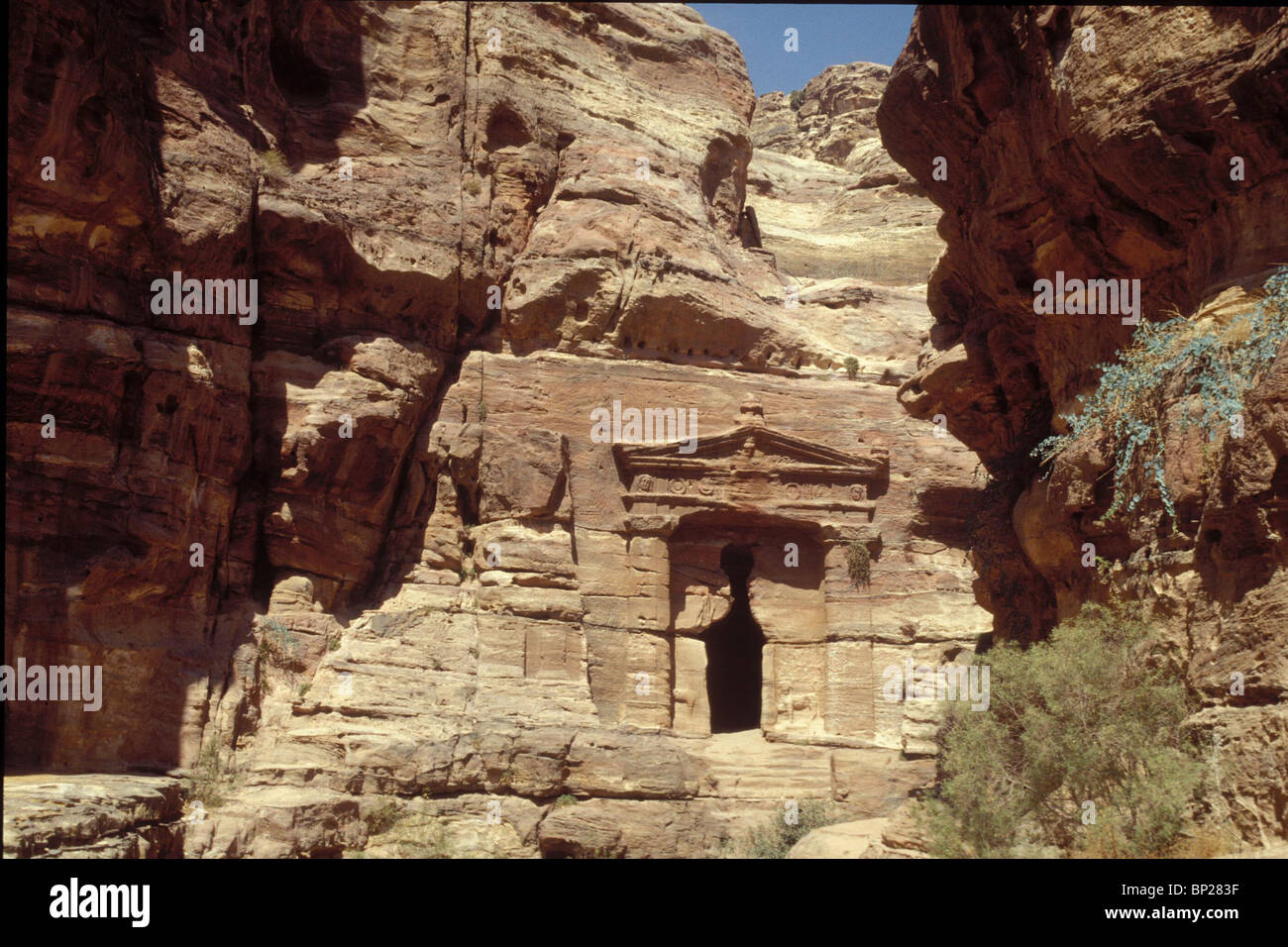 1808. PETRA, il rock-CUT NABATEAN tombe Foto Stock