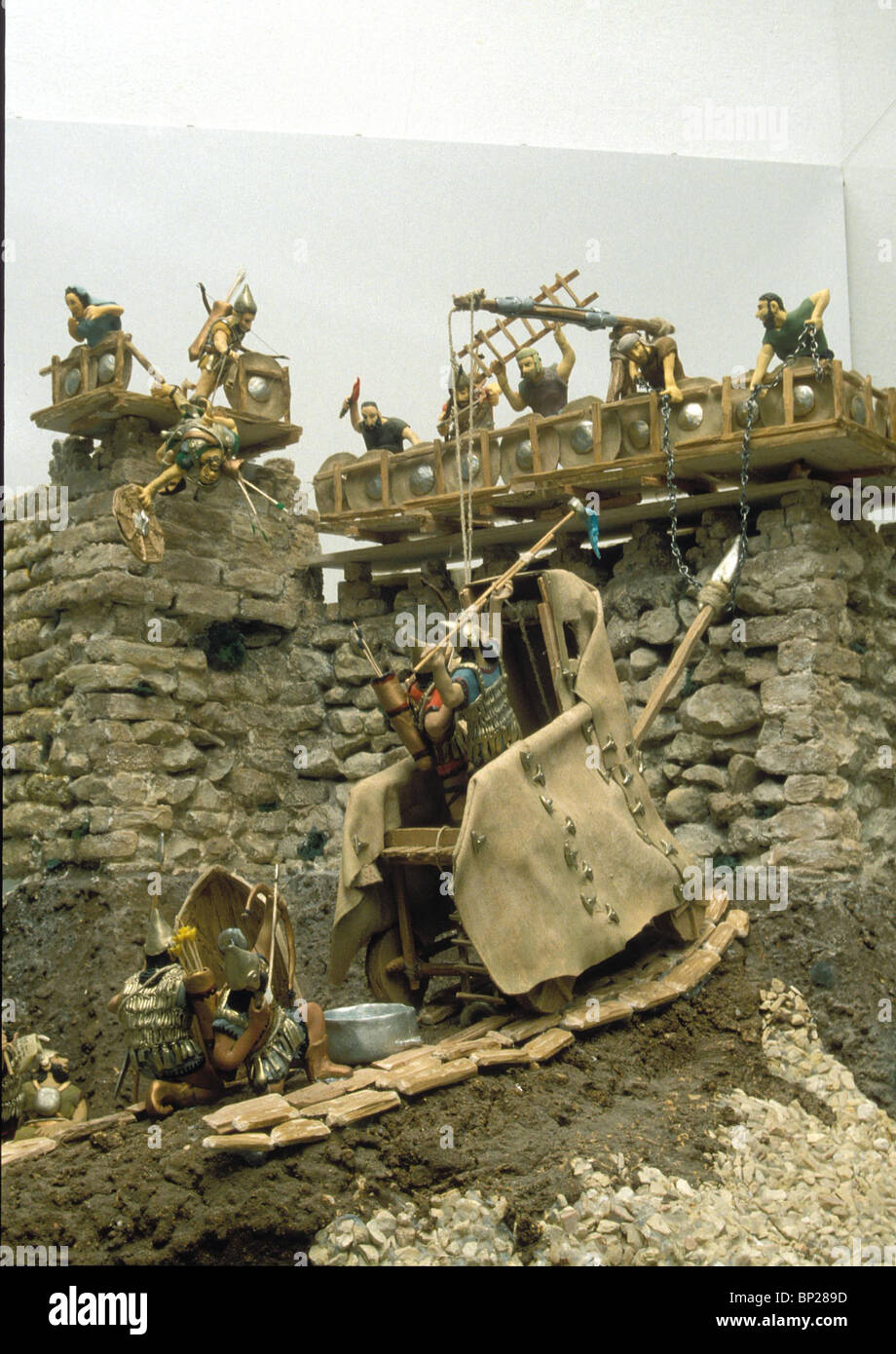 1970. Modello di parete ASSIRIAN-pistonamenti macchina (secondo i rilievi in 7TH. C. BC. Palazzo IN NINVEH) Foto Stock