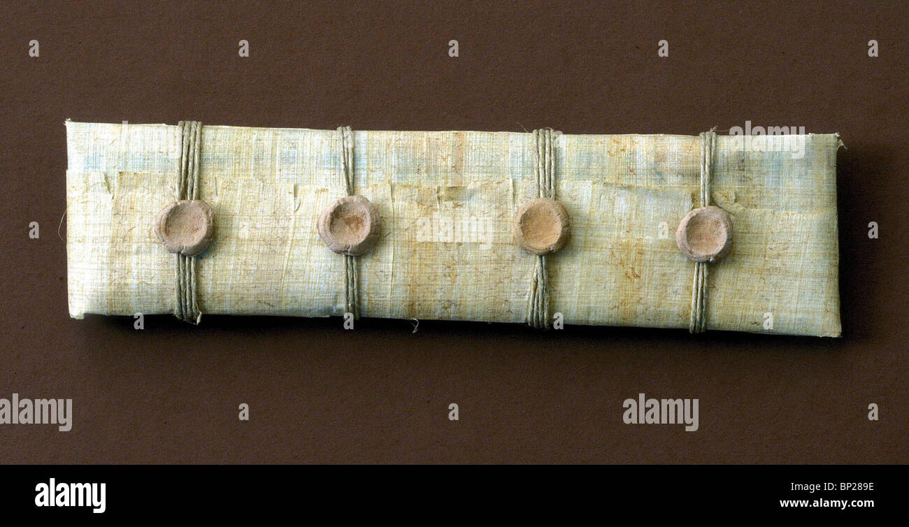 1971. Modello-ricostruzione di un papiro documento sigillato con 4 BULEA Foto Stock
