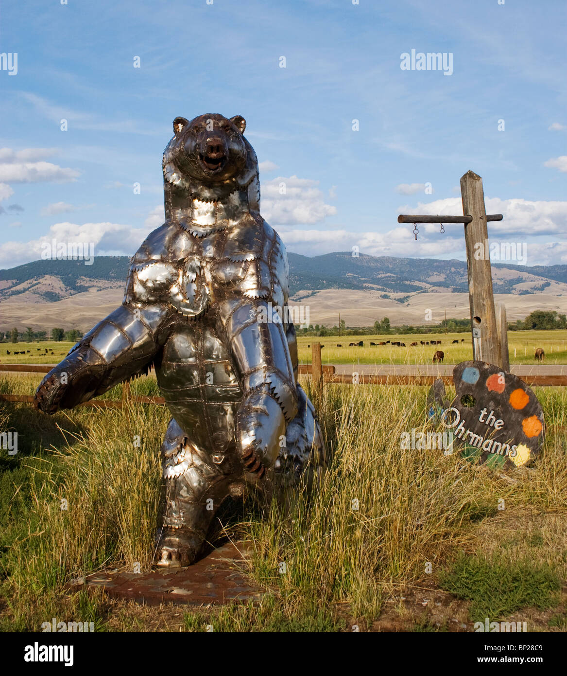 Sculture in metallo animale di Bill Ohrmann a Drummond, Montana, che mostrano opere d'arte all'aperto fantasiose e artigianali con un tocco occidentale. Foto Stock