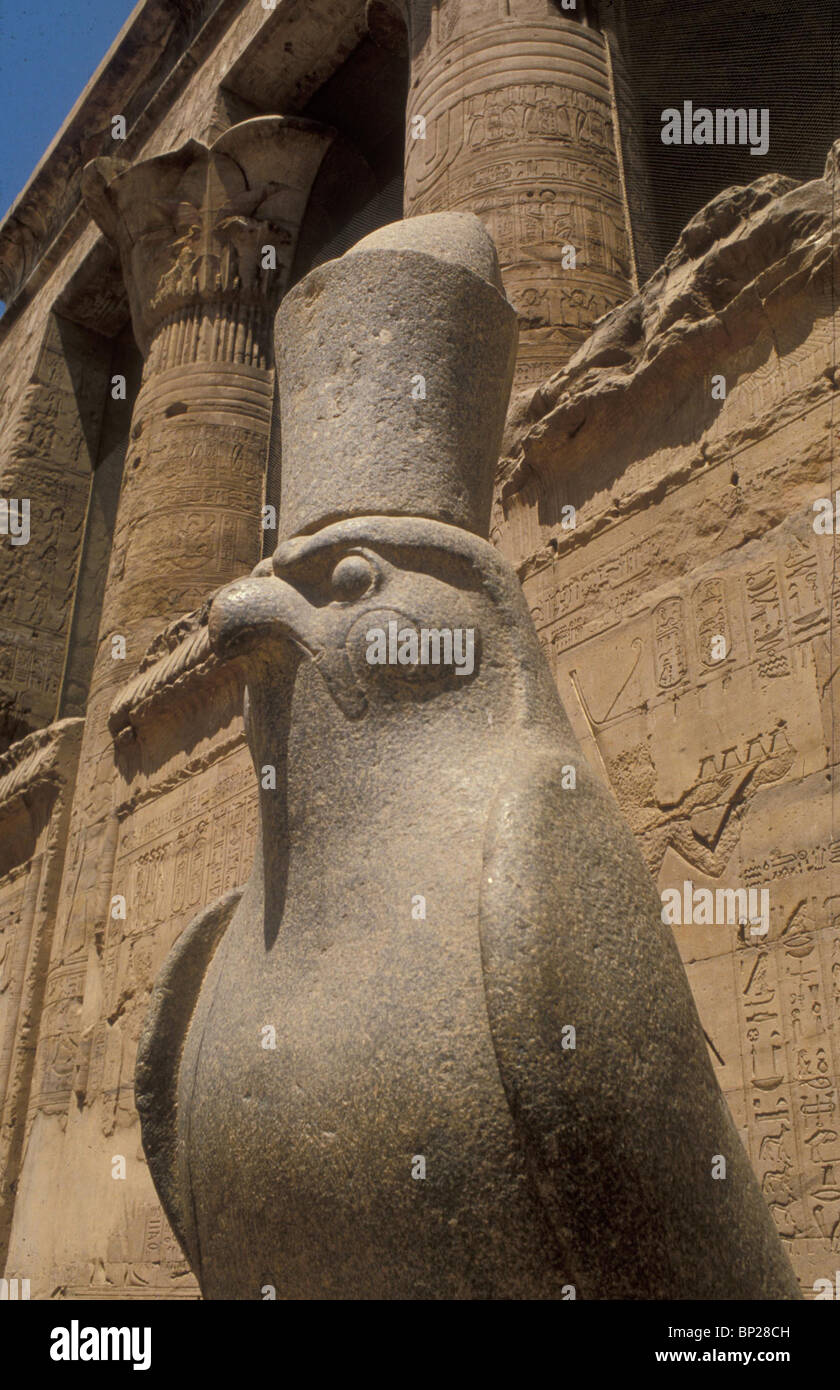 2042. HORUS - Statua di basalto da EDFU, dio egiziano in forma di Falcon i cui occhi sono stati il sole e la luna. Foto Stock