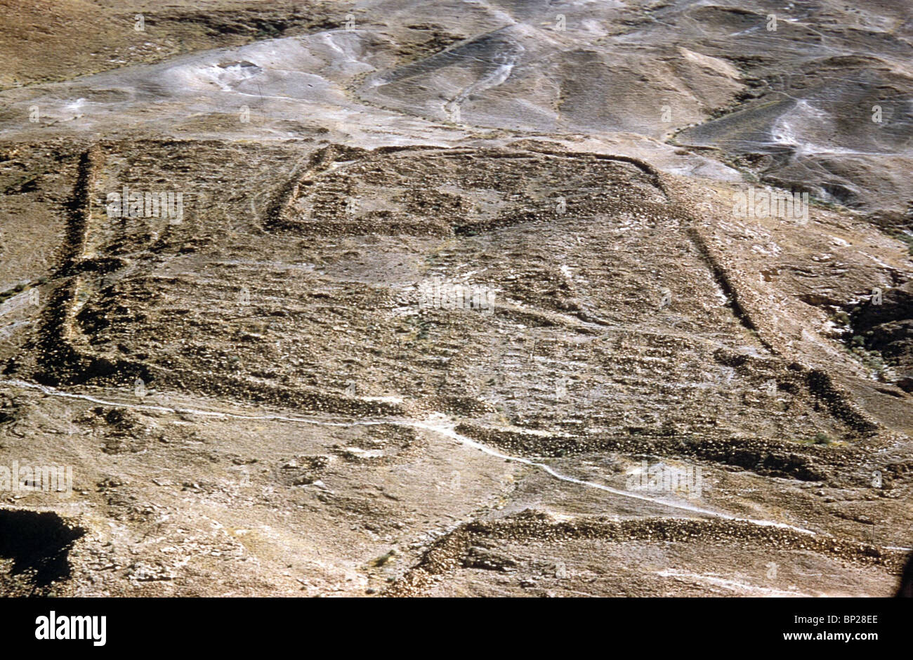 2121. Rimane dell'assedio romano campi ai piedi 0F MASSADA Foto Stock