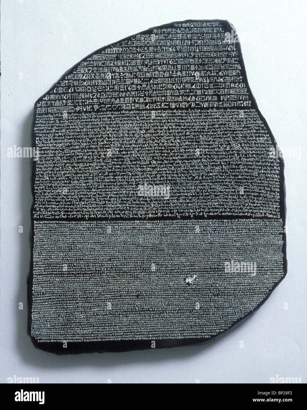 Roseto pietra scolpite in HIEROGLIPHIC (TOP) DEMOTIC (centrale) e greco (fondo). Questa iscrizione risalente al 196 A.C. È stato un Foto Stock
