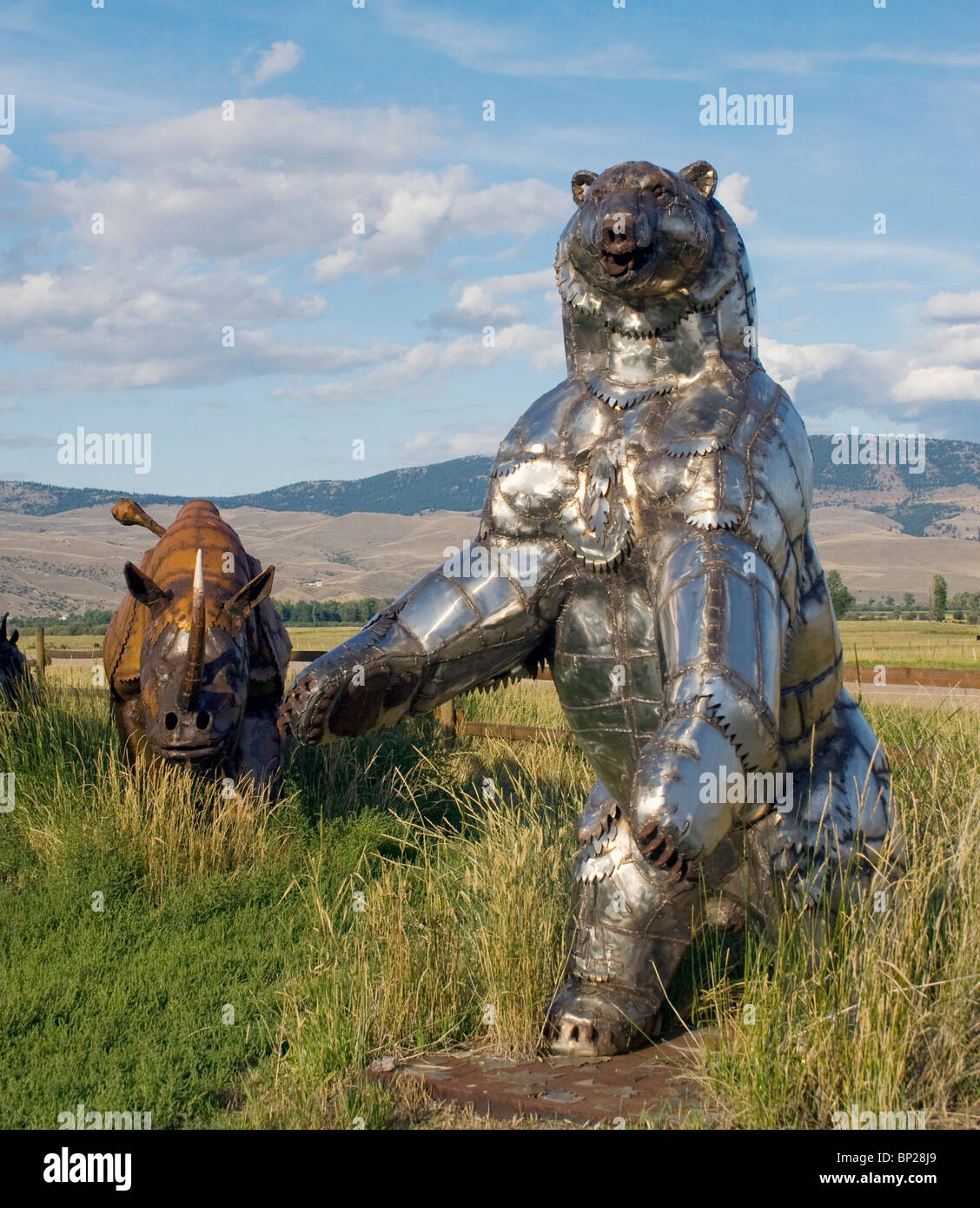 Sculture in metallo animale di Bill Ohrmann a Drummond, Montana, che mostrano opere d'arte all'aperto fantasiose e artigianali con un tocco occidentale. Foto Stock