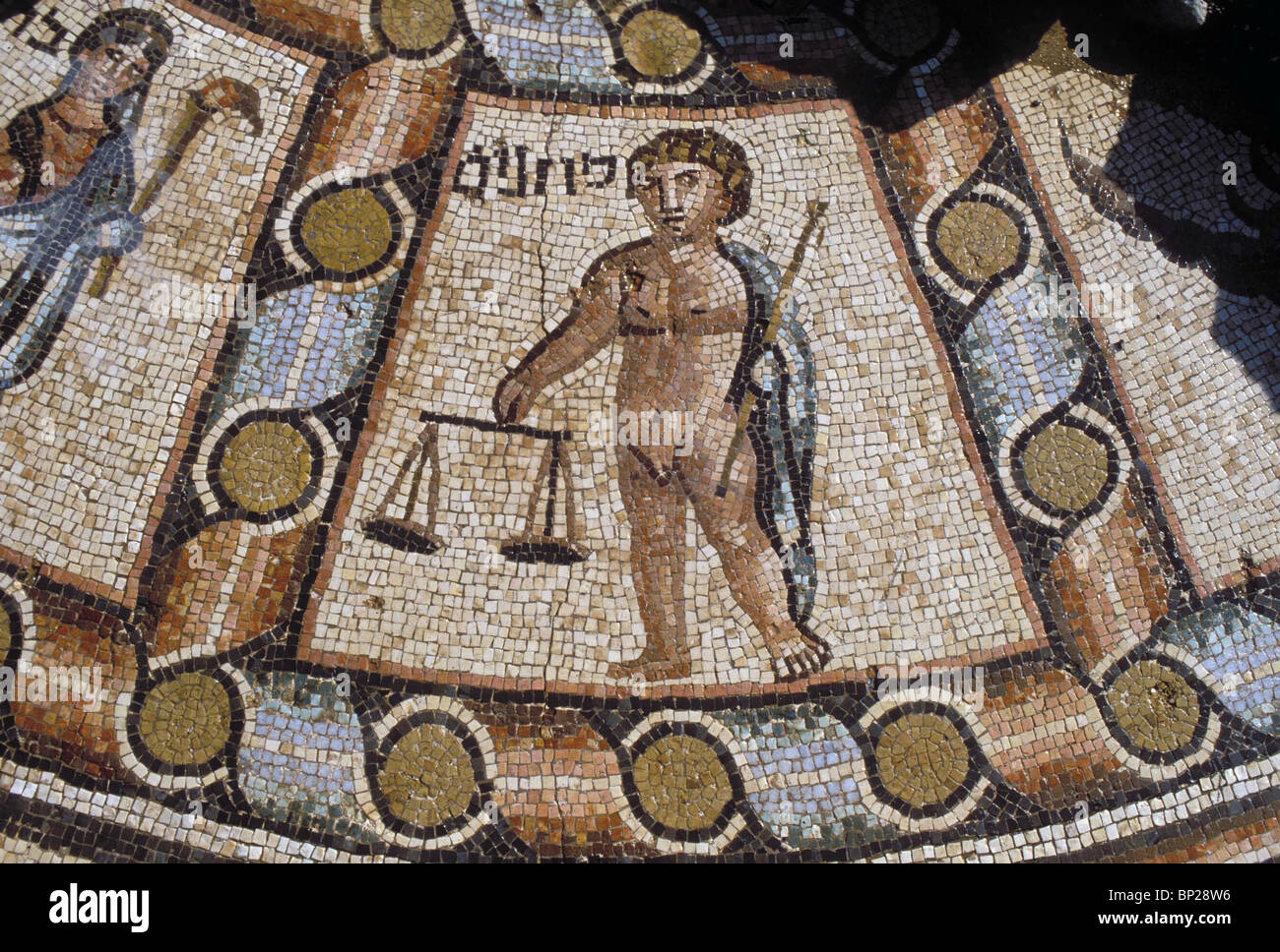 2363. HAMAT TIBERIADE sinagoga pavimento a mosaico. Dettaglio da zodiaco raffigurante il segno della bilancia Foto Stock