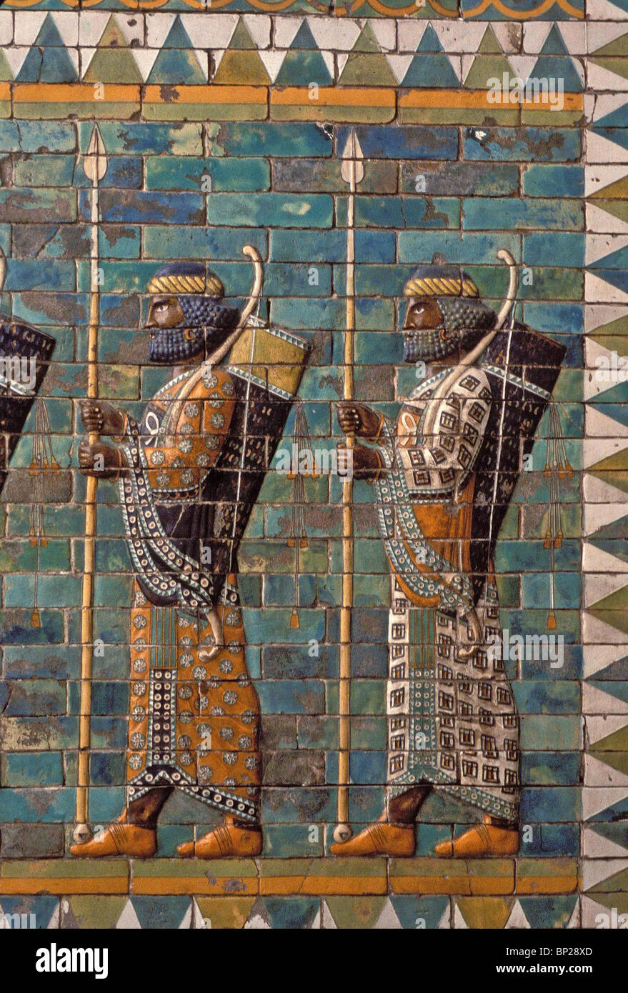Protezione ELAMITE dell'esercito persiano rappresentato in pieno splendore. In mattoni smaltati dal palazzo ACHEMENIDE IN SUSA - PERSIA 6TH.C. Foto Stock