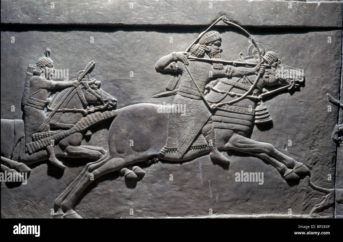 Cavalleria assira sollievo da SENNACHERIB'S PALACE NINVEH C. 700 A.C. Ho visto di notte & ecco un uomo uppon equitazione un cavallo rosso Foto Stock