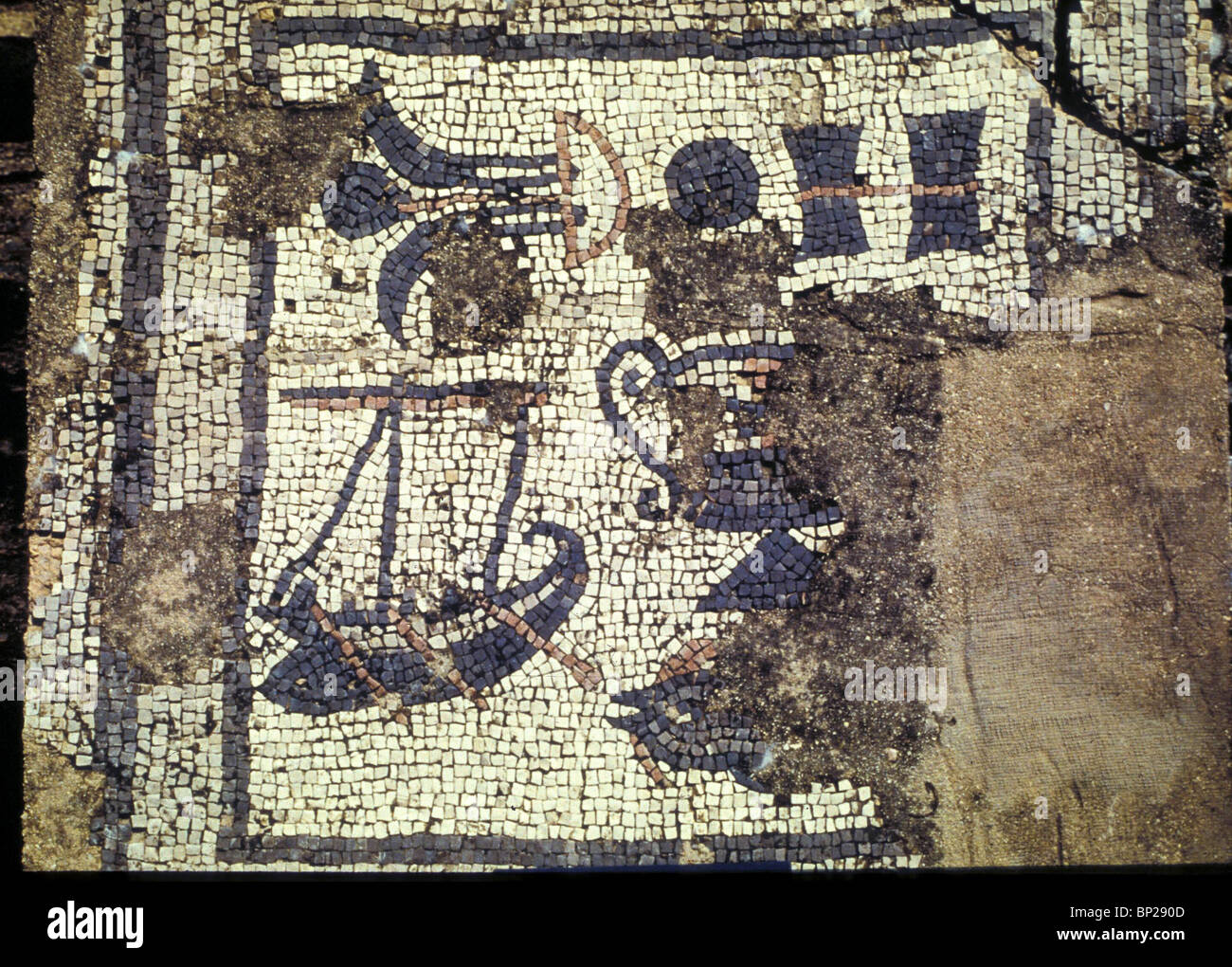 Mosaico raffigurante una barca da pesca sul mare di Galilea periodo tardo romano trovati in betsaida un villaggio di pescatori del nord-est Foto Stock