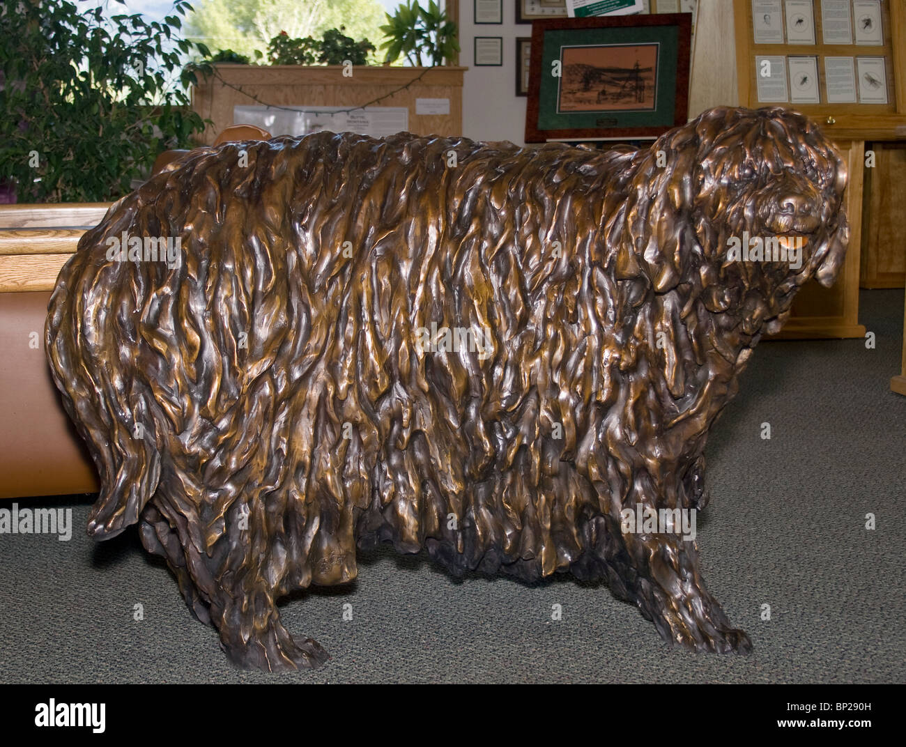 Revisore dei conti il cane statua in Butte, Montana. Sopravvissuto a quindici anni presso il Berkeley Pit sito Foto Stock