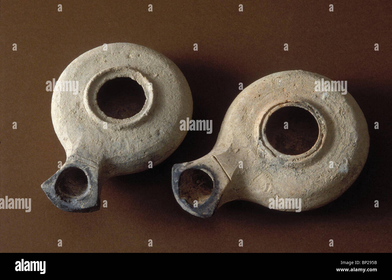 2668. Tipo erodiano lampade ad olio trovati in Gerusalemme gli scavi Foto Stock