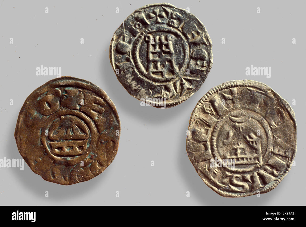 Periodo dei crociati le monete emesse in Gerusalemme con i simboli della  città: a sinistra: la moschea sul Monte del Tempio centro Foto stock - Alamy