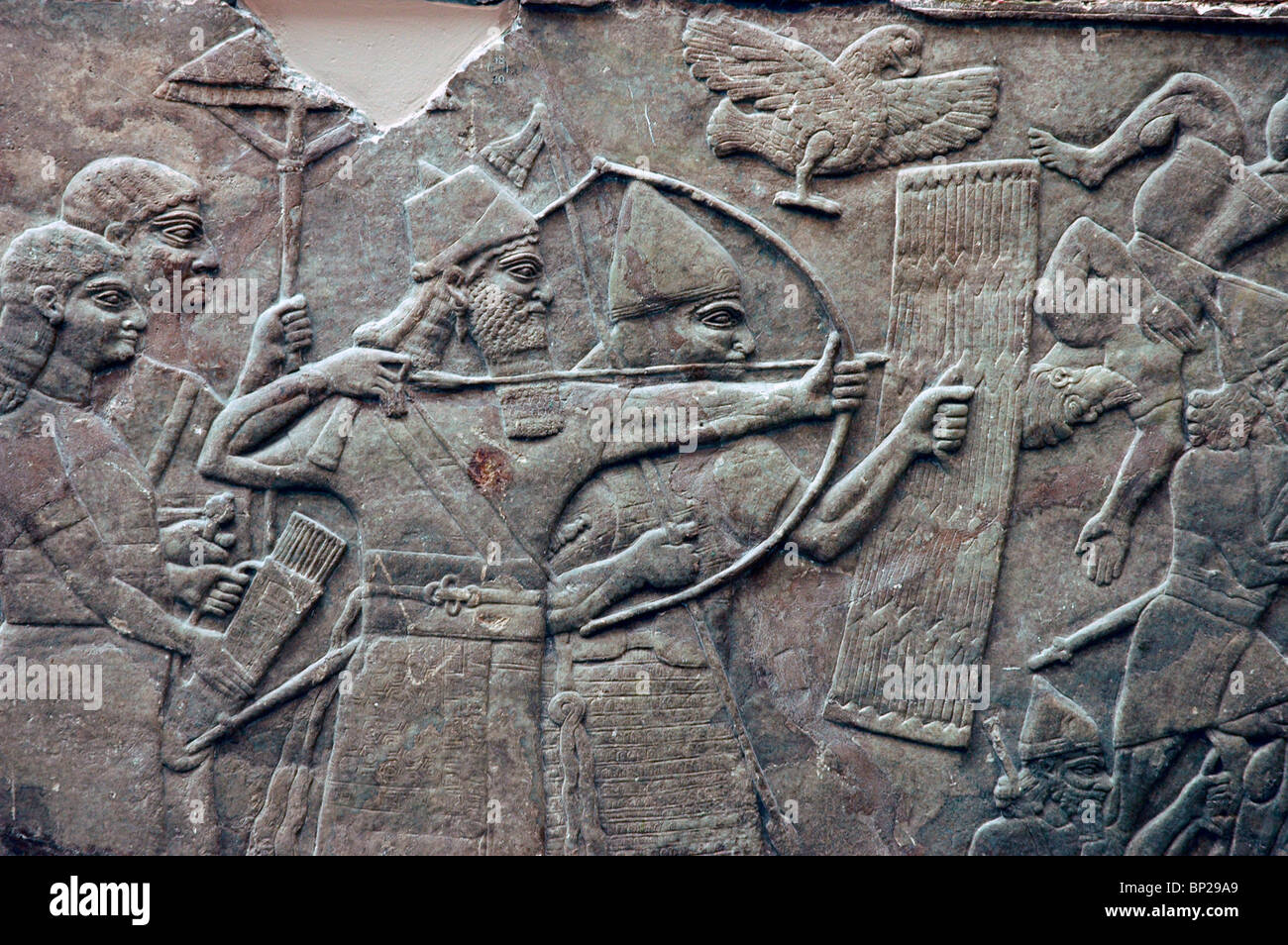 Esercito assiro arcieri, mentre uno spara la freccia, l'altra è la protezione di lui con un rilievo di protezione da Nimrud, C. 865 A.C. Foto Stock