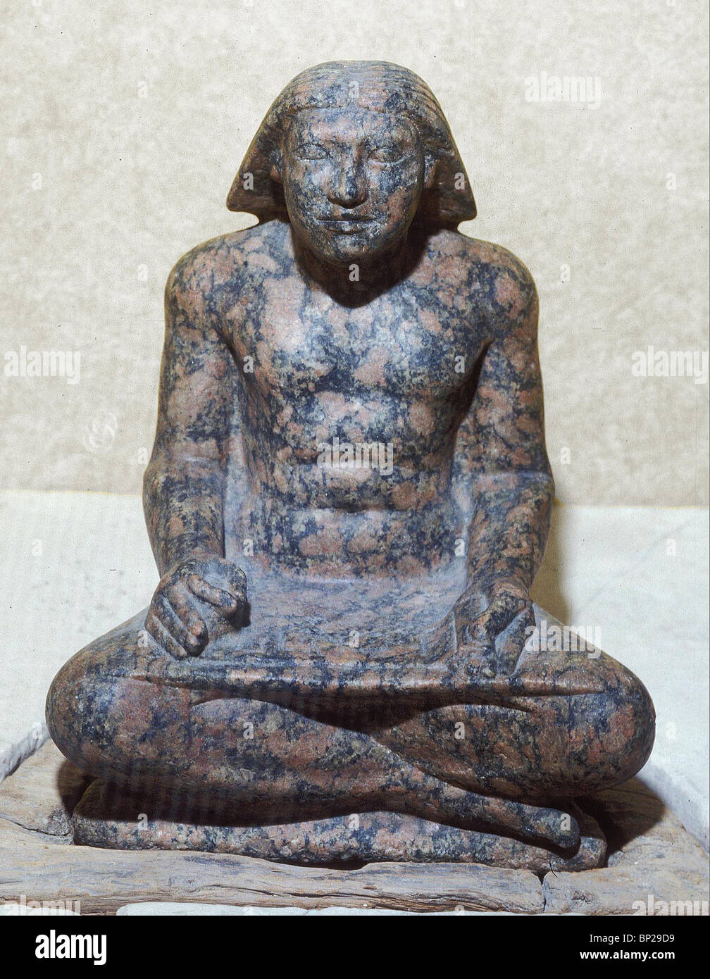 2946. In basalto nero statua di un egiziano scriba, C. 2000 A.C. Foto Stock