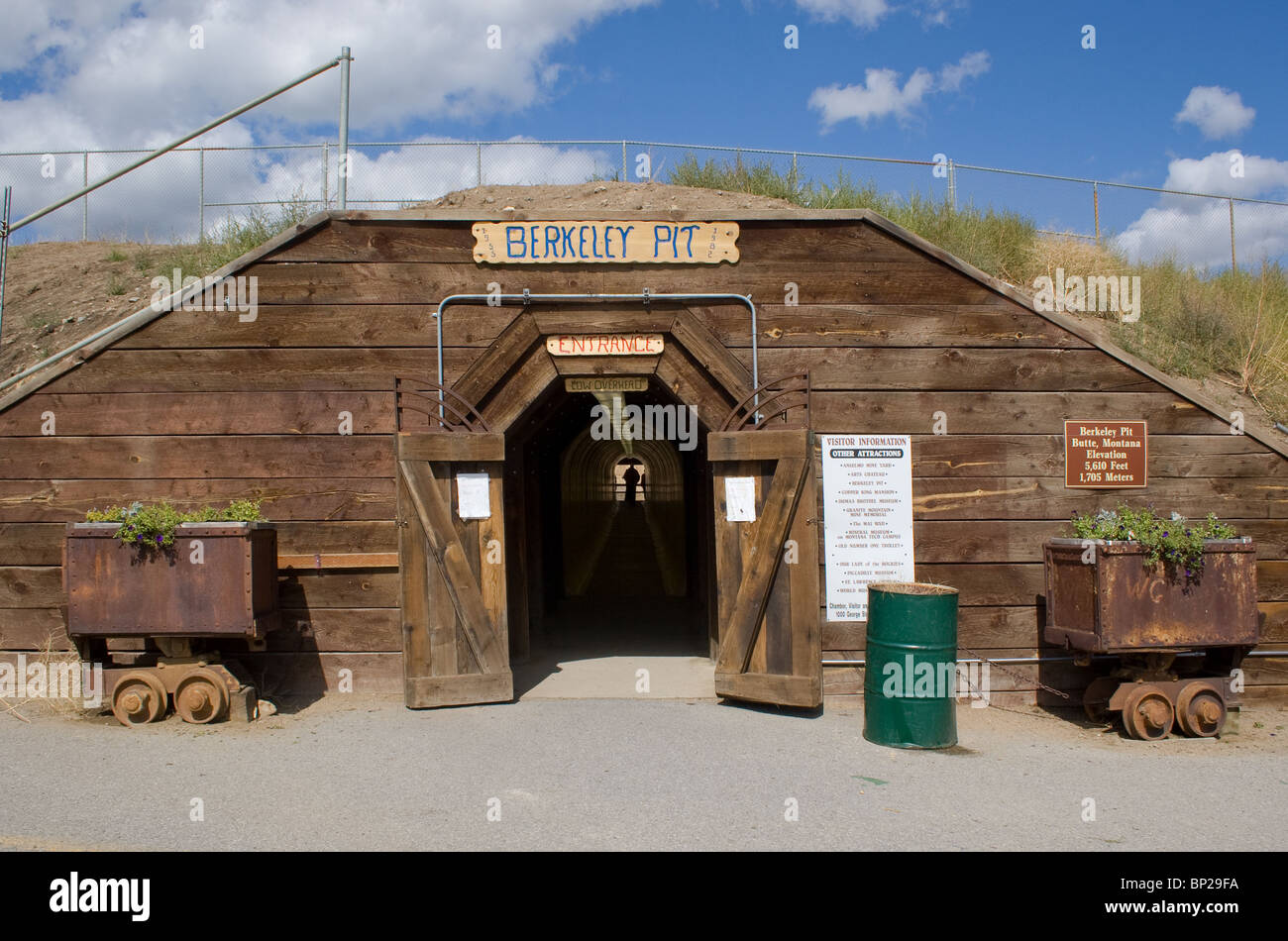 Il Berkeley Pit di Butte, Montana, un sito unico di Superfund trasformato in attrazione turistica, mostra la storia mineraria e l'impatto ambientale. Foto Stock